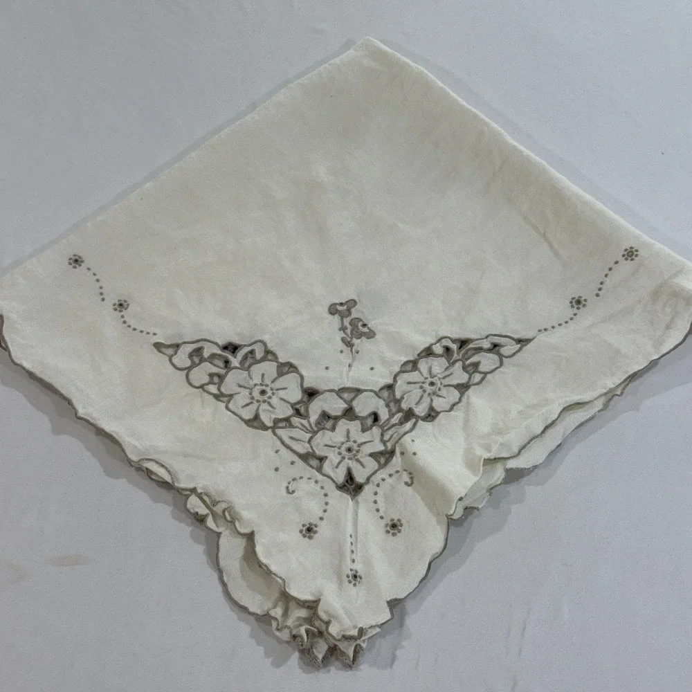 Vintage Linen Tablecloth 4 Napkins Cream Floral Cutwork Embroidery 33